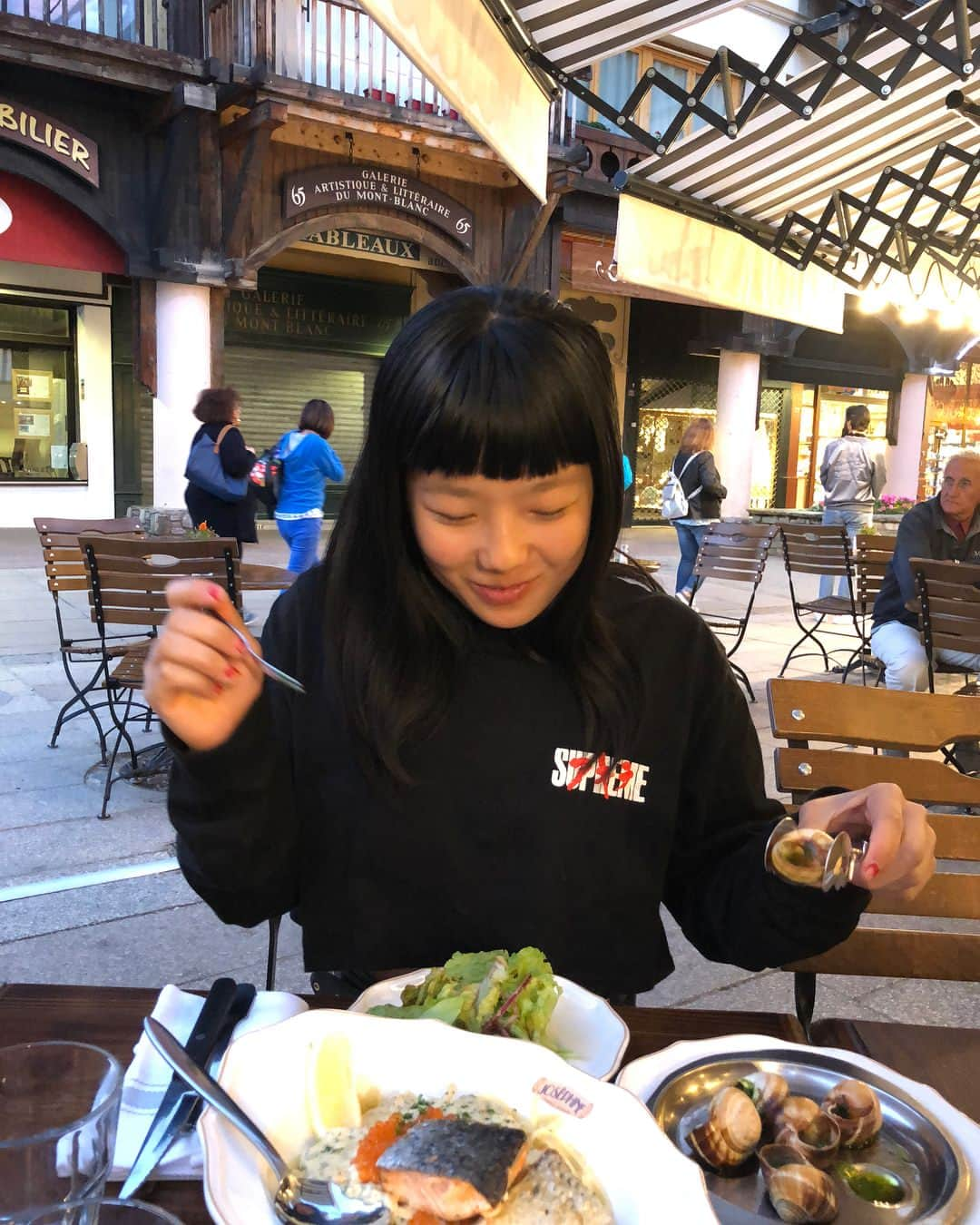 白石阿島さんのインスタグラム写真 - (白石阿島Instagram)「Funny story, I didn’t know how to use the escargot tongs so one of the escargot shells slipped and went flying to the street. Good thing the waiter was a good sport and laughed with me😂 Someone needs to teach this family some French culinary etiquette. Last pic is my dad showing mom the scoop beta👌 France treated us well, thank you. Arco! Next!」7月25日 7時22分 - ashimashiraishi