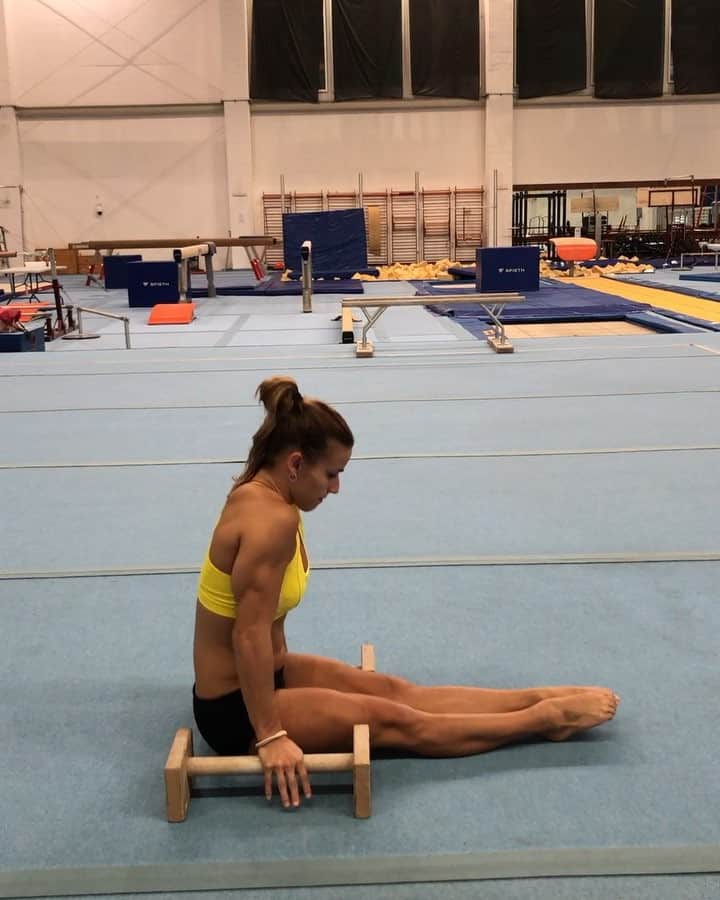 ジャジ・バルボサのインスタグラム：「#chalkgirl #gymgirl #gymnastics 🤸🏼‍♀️💥💪🏻」