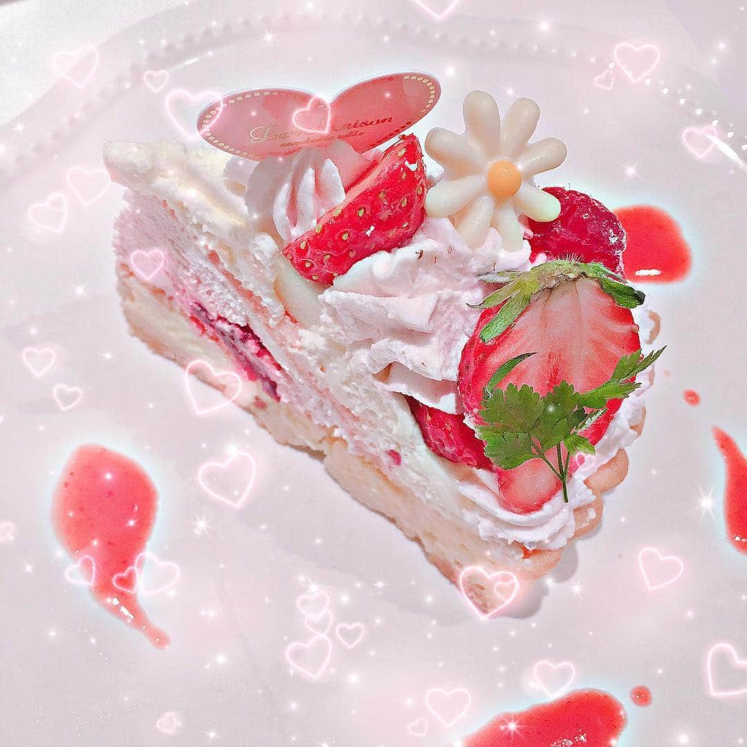 香坂まやのインスタグラム：「サンシャインで食べた可愛いケーキ🍰♡ 甘くて可愛くて幸せな時間だった( ¨̮ )♡ #池袋 #サンシャイン #ショートケーキ #いちご #🍓 #かわいい #shortcake #strowberry  #ゆめかわいい #pink #lamaisonensoleilletable #スイーツ #ファンシー #アフターヌーンティー」