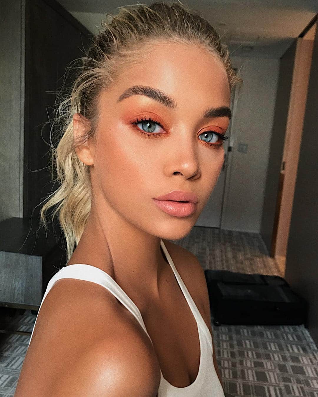 Hung Vanngoさんのインスタグラム写真 - (Hung VanngoInstagram)「Beauteous @golden_barbie for the @beautyblender event tonight 🧡. 💇 @hoshounkpatin 💄 @hungvanngo」7月25日 9時30分 - hungvanngo