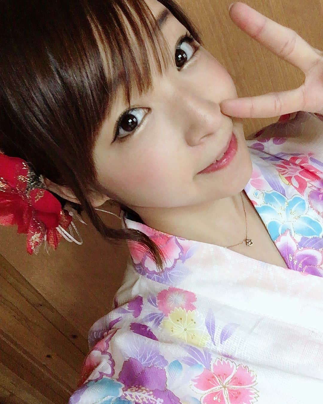 くぼたみかのインスタグラム：「Watching fireworks in Yukata is my must-do in summer❤️🎇👘too hot tho😂 #葛飾花火大会 初めて見に行きました‼️すごい人出だったけど下町情緒あふれてたし、花火にもそれぞれテーマがあってエンタメ性高い演出でした👏🎆夏が楽しい☺️w #firework #japan #tokyo #summer #kimono #yukata #花火 #夏 #浴衣 #浴衣ってすごく酔うよね #少し飲んだだけで #結構ベロベロ #夏のせい❤️」