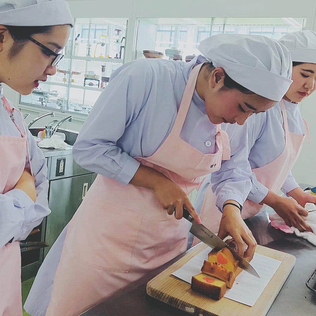 のインスタグラム：「#健康栄養学科 ー #福岡女子短期大学 #健康康栄養学科 1年生の「基礎調理実習1」は最終授業は『#製菓実習』１人１台のマーブルケーキを作成しました。様々なマーブル模様のケーキが完成しました🎀1年生の前期の #調理実習 授業はこれで終了✨学生は少しずつステップアップ↗️をし調理を進め調理技術を磨いています❣️ ー #福岡女子短期大学 #福女短 #福岡女子短大 #健康栄養 #健康 #栄養学 #調理実習 #調理 #料理 #栄養士 #栄養教諭 #栄養教諭の卵 #栄養士の卵 #フードスペシャリスト #家庭料理技能検定 #健康管理士 #栄養士になりたい #学校 #短大 #短大生 #学生 #美味しい #スイーツ好き #製菓 #製菓実習 #fwjc #cooking #cookingram」