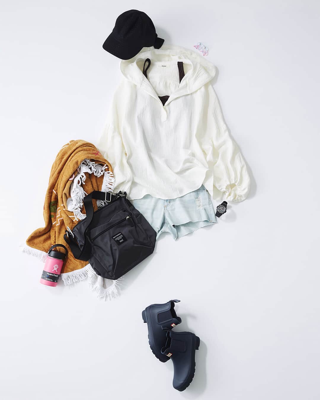 ルミネ公式のインスタグラム：「プルオーバーでアクティブ＆女性らしく #シャツ ￥11,000+TAX #ショートパンツ ￥4,900+TAX #スイムウエア ￥18,000+TAX #キャップ ￥2,900+TAX #イヤリング ￥2,500+TAX #時計 ￥24,000+TAX #バッグ ￥17,000+TAX #レインブーツ ￥15,000+TAX #ブランケット ￥5,500+TAX #ボトル ￥3,500+TAX ・ [ #LUMINEMAGAZINE ] #lumine #ルミネ #スナイデル #三愛水着楽園 #エミ #アコモデ #トルク #マリメッコ #プラザ #ootd #outfit #fashion #coordinate #コーディネート #ファッション #デイリーコーデ #コーデ #フォロー #田沼智美 http://magazine.lumine.ne.jp/?p=77080 ※商品の価格や取り扱い状況は撮影時点のもので、変更になることがあります。」