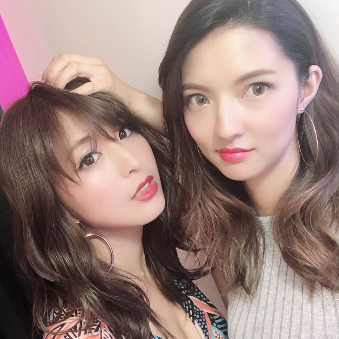 柳いろはさんのインスタグラム写真 - (柳いろはInstagram)「@yslbeauty  pop up store❤︎ @airi_m225 と行ってきたよ♡💄 すごいメイクの仕方勉強なる〜 ・ ・  ISETAN新宿店先行販売 限定のクチュールチョークで だいたいのメイクを仕上げてもらいました。 めちゃ万能すぎてすごいな。笑 7/27 明後日店頭販売だって👏🏼 ・ ・ その前に美容院でカラーと トリートメントしてきて 光の加減ですっごく綺麗なアッシュ この髪色どタイプだ👩🏾♡ 河口式カラーらしいww最高。 @ryuji.1025 ありがとうー！ ・ ・ #ysl #yslbeauty  #popupstore  #isetanshinjuku  #make #cosmeaddict #クチュールチョーク #ルージュピュールクチュールno416 #ラディアントタッチルクッション  #フルメタルシャドウ04 #hairsalon #アッシュカラー #透明感重視 #トリートメントケア」7月25日 22時36分 - irohayanagi