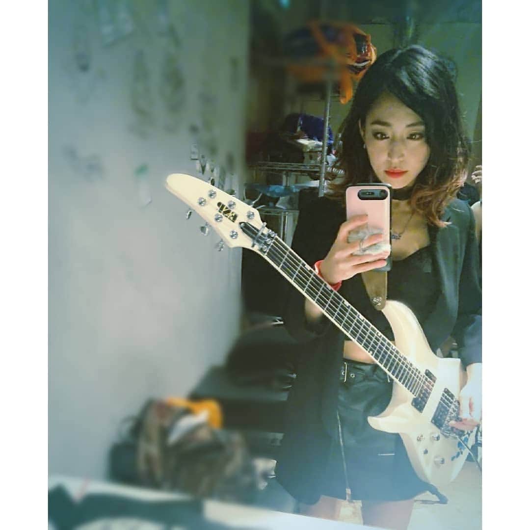 Yukiさんのインスタグラム写真 - (YukiInstagram)「町田CLASSIXにて  #D_Drive #Yuki #guitar #guitarist #marshall #esp #BOSS #rock #metal #music #femaleguitarist #flyingv #horizon3 #edwards #japan #japanesewoman #ギター #ロック #音楽 #ライブ #ゆき #Tokyo #町田CLASSIX #backstage」7月25日 22時16分 - d_drive_gt_yuki