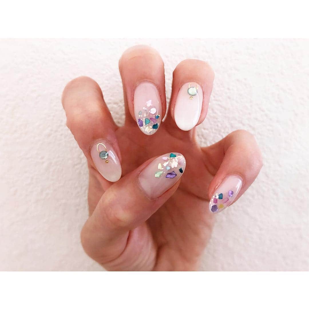 jessicaのインスタグラム：「#働くmom#ネイル #アカウントはこの1つだけ#貧乏暇なし #アラフィフ #茶髪#接客業#販売員 #S47年組#天邪鬼#ネイル ・ 今回は真夏らしく シェルを散りばめて貰いました🎶 ベースは カルピスのようなホワイト色¨̮♡︎ ・ いつもご理解頂ける 優しいフォロワー様に感謝 (*˘︶˘*).｡.:*♡Thank you♥︎︎∗︎*ﾟ ・ 温かいFollowやLike そして #今宵もjessicaに逢いに来て下さって #ありがとう Thanks always‼︎ jessica❤︎」