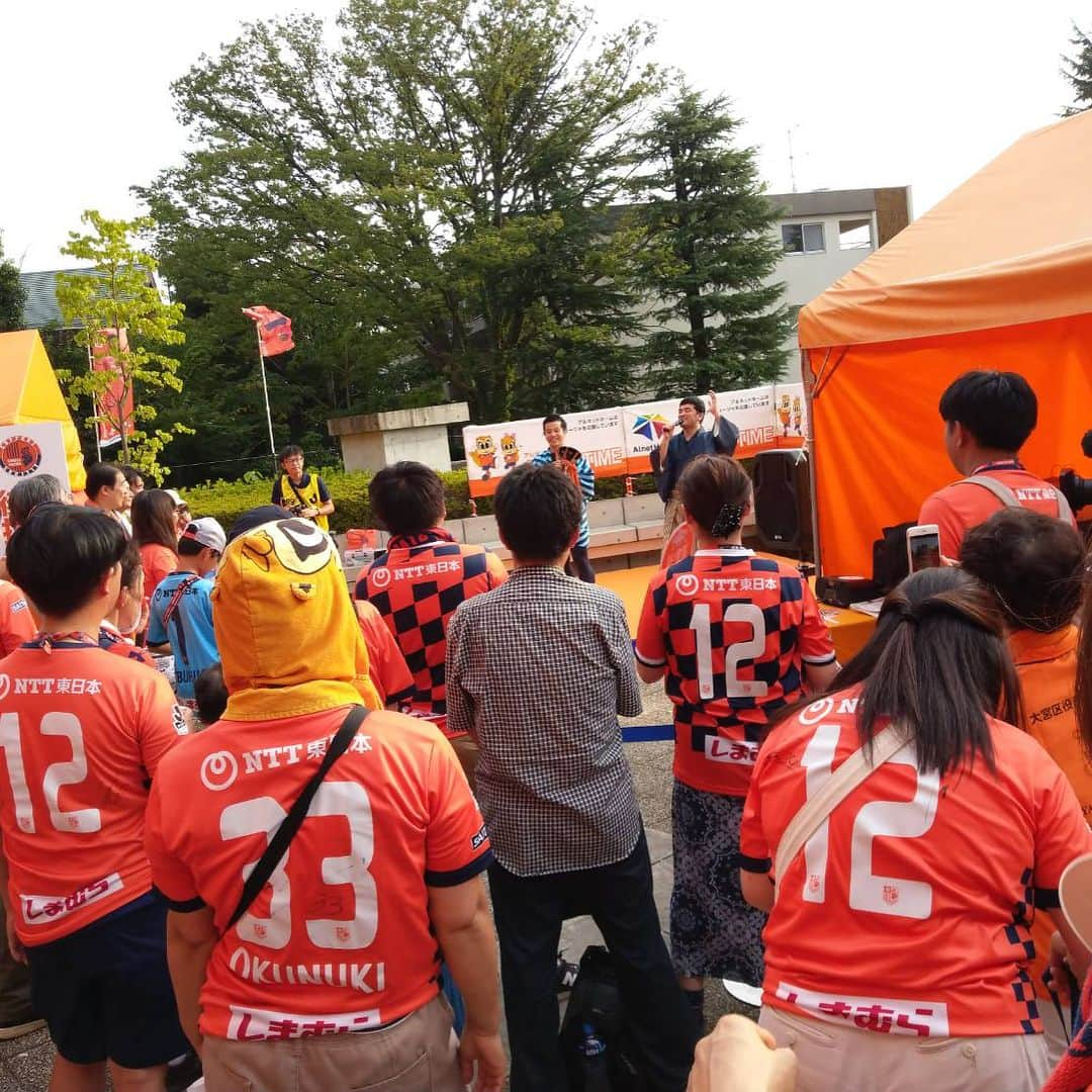 南條庄祐（すゑひろがりず）のインスタグラム：「大宮アルディージャVS松本山雅FCの試合前に賑やかしのポン！試合は惜しくも1-2で敗れましたが終始攻めていて面白かった！ #大宮区デー #大宮セブン #すゑひろがりず #大宮アルディージャ #松本山雅FC #サンバ #身を乗り出してサンバを覗く三島の翁」