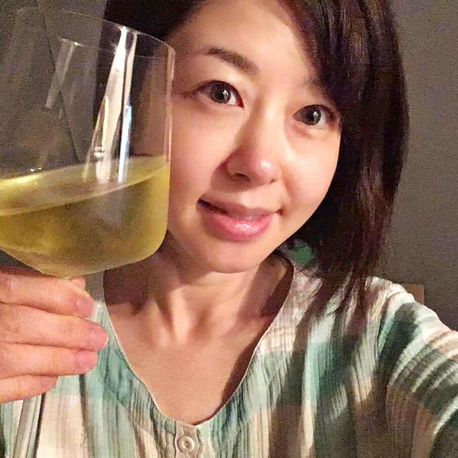 堀内敬子さんのインスタグラム写真 - (堀内敬子Instagram)「ハゲタカ撮影してきました。 渡部篤郎様から、ワイングラスで飲む、お茶をいただきました。  お茶ですよ！  玉露のような甘みもあり。 美味しい和菓子を買ってくればよかったな。。 くたびれたパジャマでごめんなさい。。 明日、ハゲタカです。 よろしくお願いします。  #ハゲタカ #お酒じゃないよ #お茶ですよ #テレビ朝日」7月25日 21時55分 - horiuchi_keiko
