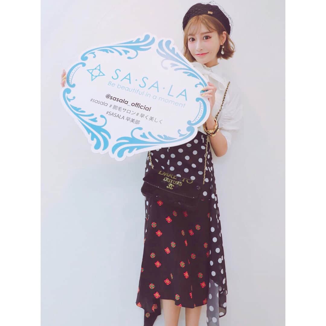 明日花キララのインスタグラム：「脱毛サロンSASALAさんに@whip_bunnyのスタイリストのLinaちゃんと行ってきたよ🧖‍♀️❤︎🧖‍♀️ 新宿と渋谷と銀座にあってこれから全国展開予定のサロンみたい💒💞💓 . 施術があっという間でまったく痛くなくてビックリ😉😮🤭 新店舗だから予約も取りやすいみたいです！！ . そしてなんと私がプロデュースした@whip_bunnyの水着がもらえるキャンペーンがこれから始まるよ🐇🍒❤︎ . 詳細はこちら↓  @sasala_official  #SASALA #ササラ #脱毛サロン #脱毛 #美肌ケア #whip_bunny」