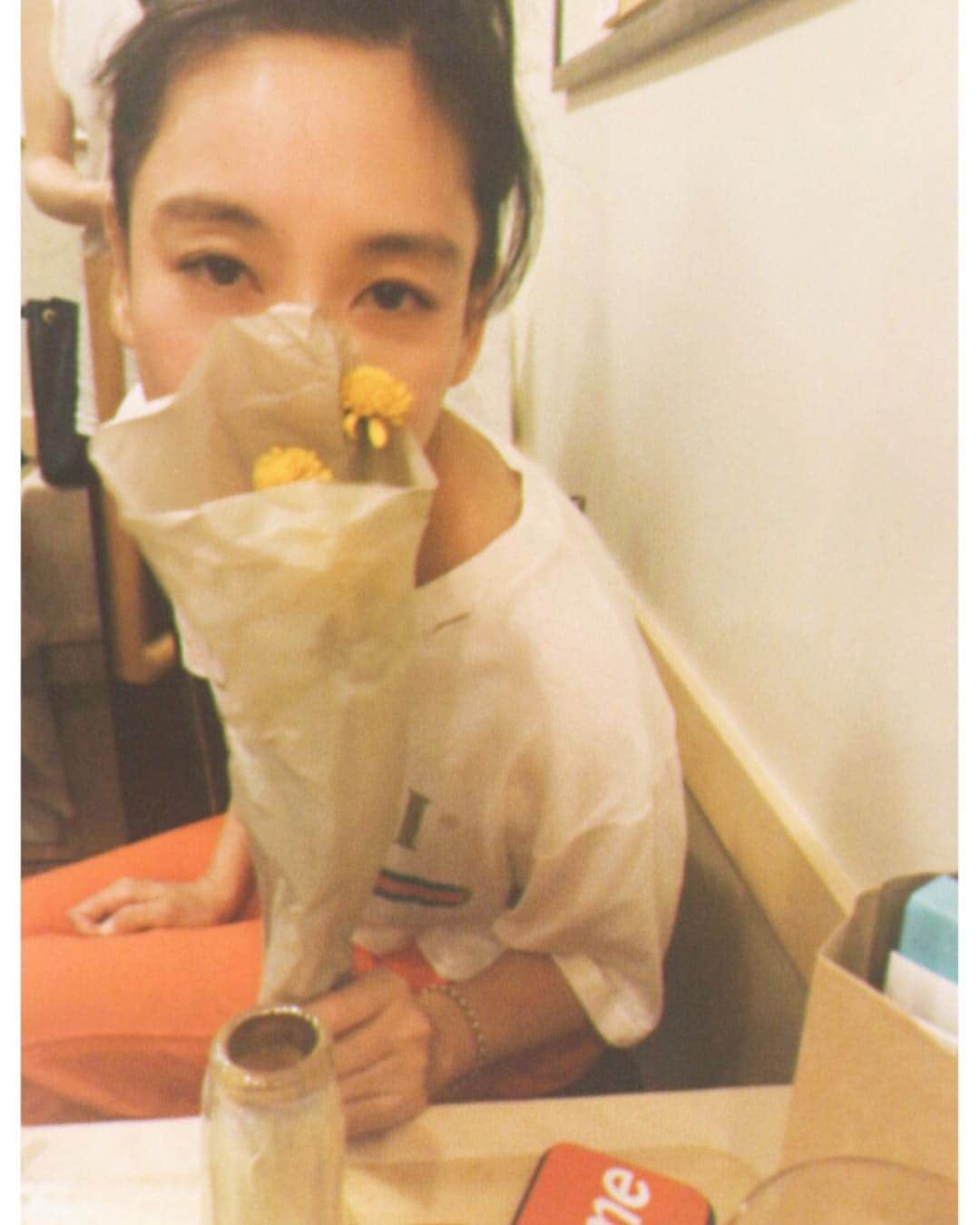 水川あさみのインスタグラム：「35歳になりました🌻 わたしはわたしに飽きず、30代の折り返しをわたしらしく歩んでいきまする。 沢山のおめでとうをありがとう☺️」