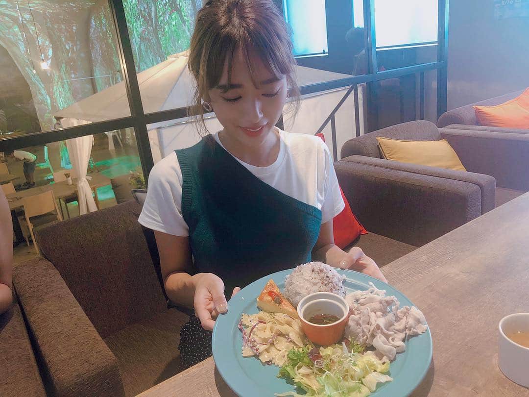 近藤千尋のインスタグラム：「岐阜の多治見にて撮影中💖 ランチも美味しくて最高🌈 今日も暑いので 皆さま水分補給、忘れずに😌✨」