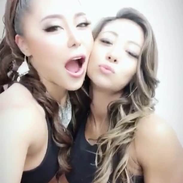古渡奈々子のインスタグラム：「with @fitness.airi  筋肉熟女 @fitness_angel.suf  16時から立ち見券販売してるよん。 スソルテック 特設ステージにて＼(^o^)／」