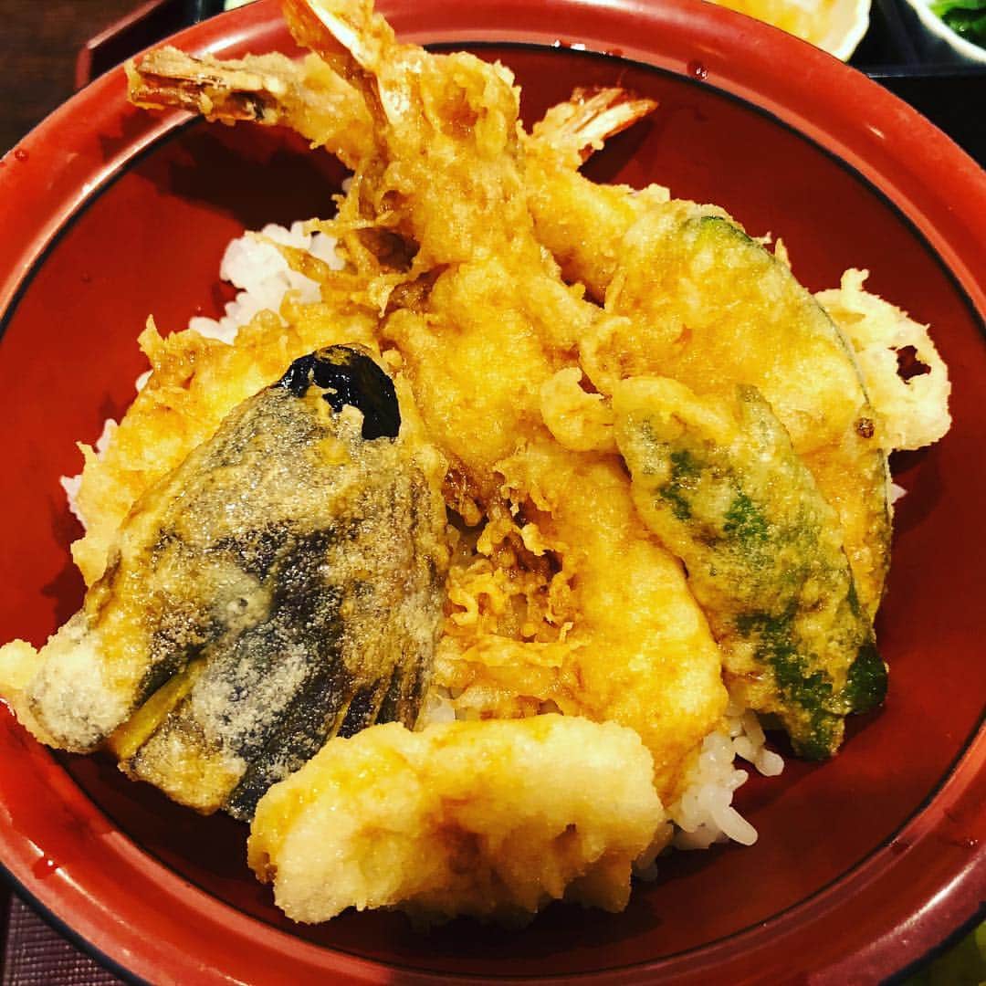 しごとなでしこのインスタグラム：「ランチで食べた『天丼』が激ウマでした❤️ #東京 #tokyo #池袋 #ikebukuro #サンシャインシティ #天丼 #てんどん #お昼ごはん #おひるごはん #ランチ #らんち #lunch #おいしい #しごとなでしこ」