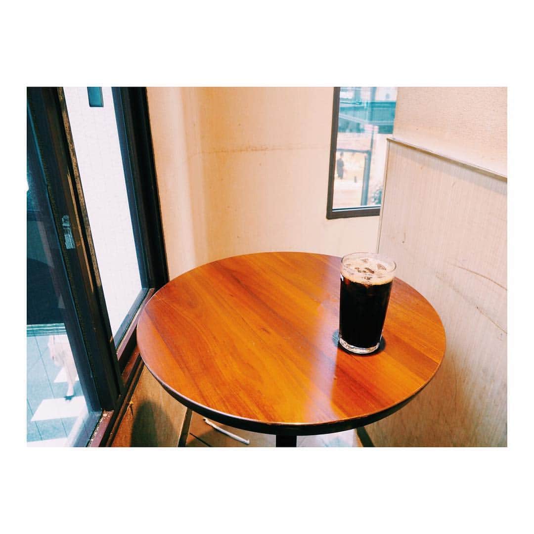 塩野瑛久さんのインスタグラム写真 - (塩野瑛久Instagram)「. 窓と柱の間の席 いじめられて隅っこに追いやられたような席  でも好きだな。」7月25日 18時25分 - akihisa_shiono_official
