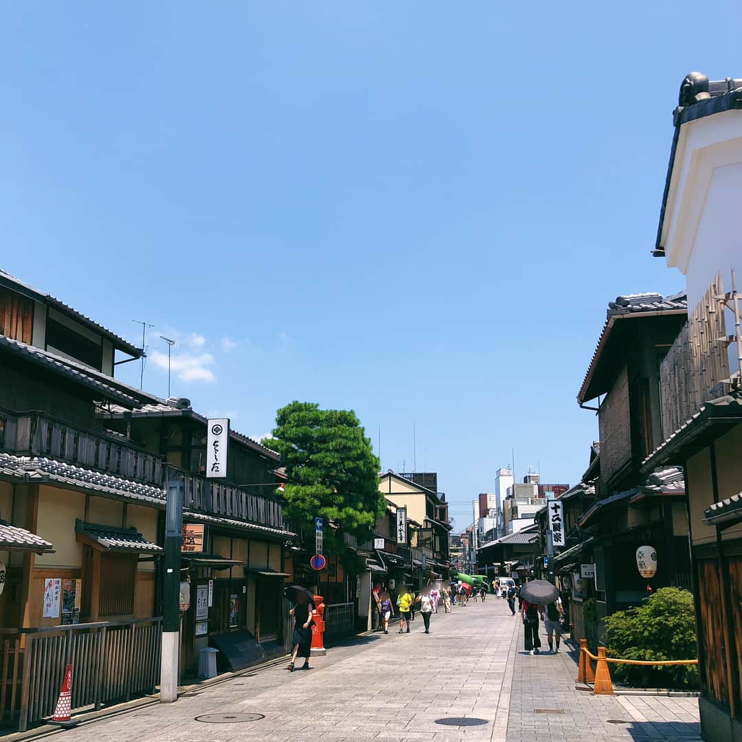 鈴木えみさんのインスタグラム写真 - (鈴木えみInstagram)「昨日は日帰りで京都に行ったのですが、 @lautashi 19ssの生地を、京友禅の墨流し染めという技法を使い、仕込んで参りました。 祇園にある「味 ふくしま」で、京都に単身赴任している友達とランチもできました。 墨流し染めは製作過程を見ていると本当に楽しくて、色んなことをやってみたくなりました。 またお邪魔させてもらえる機会があったら、次は泊まりで行きたい...街歩きもしたいんだ...！！ #京友禅 #墨流し染め #Lautashi」7月25日 18時41分 - emisuzuki_official