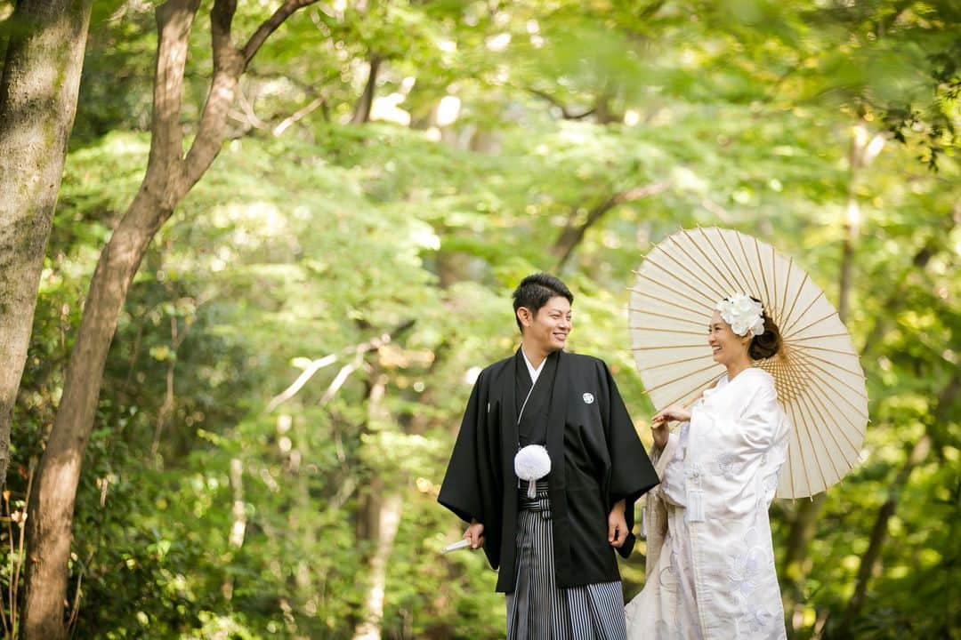 京都神社婚のインスタグラム：「仲睦まじいお二人♡  #Kyoto#京都#Japan#和装#着物#白無垢#京都神社婚#和婚#神前式#神社挙式#結婚式#結婚#wedding#ウェディング#ブライダル#bridal#bride#結婚準備#結婚式準備#花嫁準備#プレ花嫁#花嫁#instawedding#幸せ#weddingphotographer#撮影#スタジオゼロ」