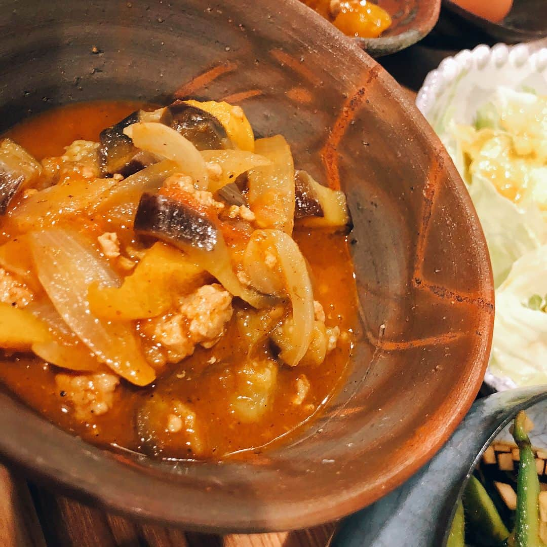 佐々木希さんのインスタグラム写真 - (佐々木希Instagram)「夏野菜カレー🍛 無性に食べたくなり。 玉ねぎたっぷりで甘めに優しめにしました。 お水は使わずに、 野菜の水分だけで🍅 たまらんです。  #夏野菜カレー」7月25日 19時12分 - nozomisasaki_official