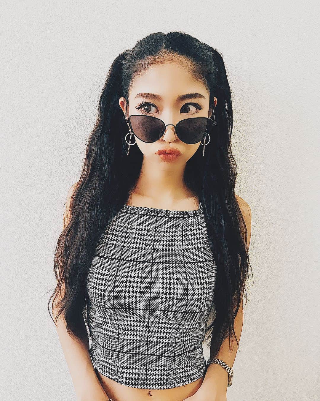 佐藤あずみのインスタグラム：「いつも髪の毛オールバックかおろしてるかだけど、たまにはアレンジ♡ . ビーチ髪ゼリーミスト使ったら良い感じのウェーブでまとまりもよし子さん♡ . . . #hair #hairarrange #LUVCA#hoyu #itsnap #LOFT #PLAZA  #耳かけ女子 #アレンジ女子 #ヘアアレンジ #ビーチ髪ゼリーミスト」