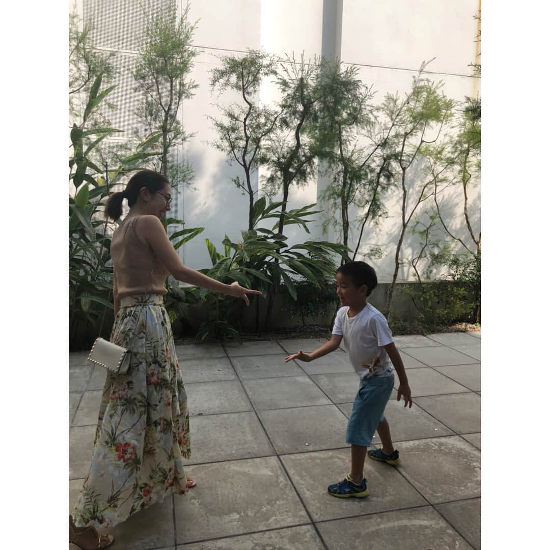 小林恵美のインスタグラム：「I won ❤️✊✌️✋ #友達の子供と本気じゃんけん #この時以外ほとんど負けました🤭」