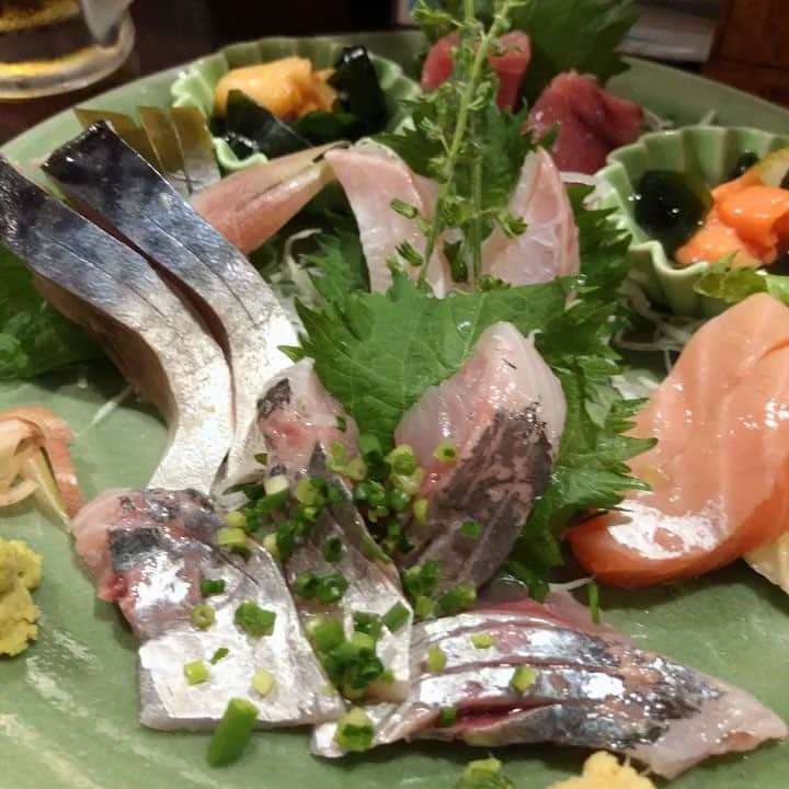 まゆみのインスタグラム：「本日のゲスト🤟久しぶりの登場✨トモ😜❣️ 近所の居酒屋さんで🍻✨💕お刺身盛り合わせ恵比寿で900円😳やすいでしょう😋 #夕暮れ時  #今日は涼しい #居酒屋 #刺身 #恵比寿 #久しぶりの再会 #ママ優しい #近くの方は是非 #古い友達」