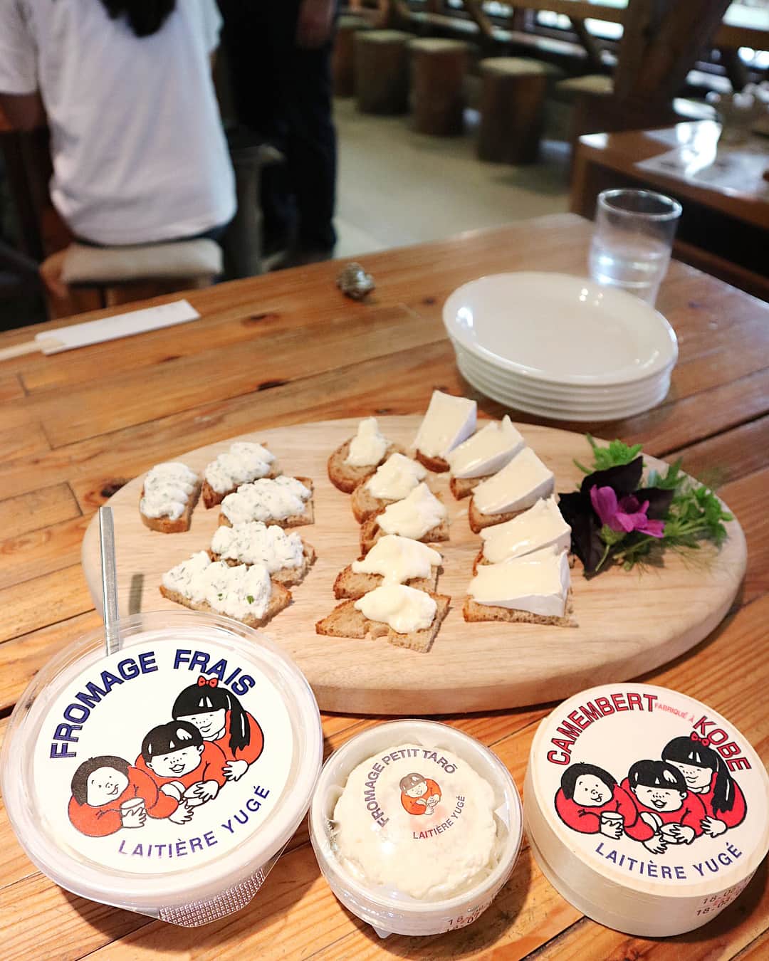 中田絵里奈さんのインスタグラム写真 - (中田絵里奈Instagram)「🐮💕🐮💕 . 今日はMarriot Gourmet Journeyの プレスイベントで関西へ来てます☺︎ (久々に里奈桃ちゃんに会えた💕) . まずは神戸の弓削牧場へ🐮🌻 . リッツカールトン大阪のシェフが 惚れ込んだチーズを作ってる牧場で…☺︎ 西日本で初めてチーズを作られた場所だそうです🧀 . 試食させていただいた手作りのフレッシュなチーズ 本当に美味しかった…😋💕🧀 . . #弓削牧場 #marriottgourmetjourney #マリオットグルメジャーニー #RitzCarlton #TheRitzCarltonOsaka #ザリッツカールトン大阪 #sourcetotable #LaBaie」7月25日 23時06分 - erinanakata