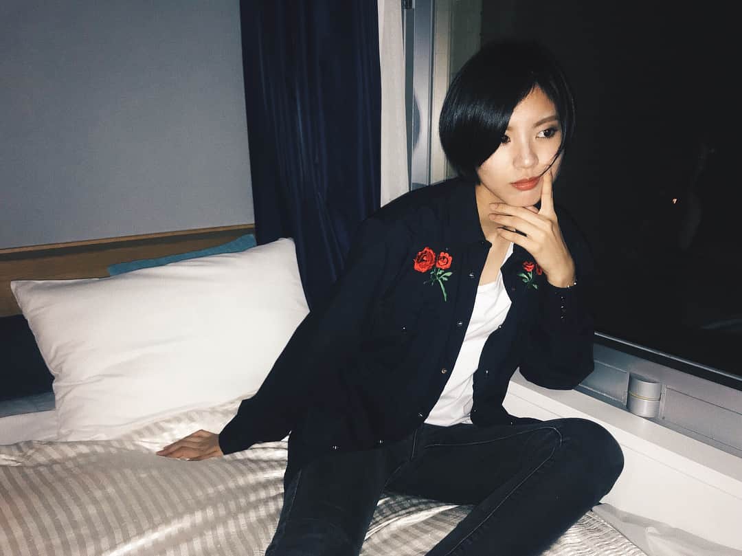 小林玲のインスタグラム：「.﻿ ﻿ ﻿ 🥀﻿🥀🥀 ﻿ ﻿ #fashion #coordinate #shirt﻿ #japan #girl #me #black﻿ #instagood #instagramjapan ﻿ #hairstyle #shorthair #july」