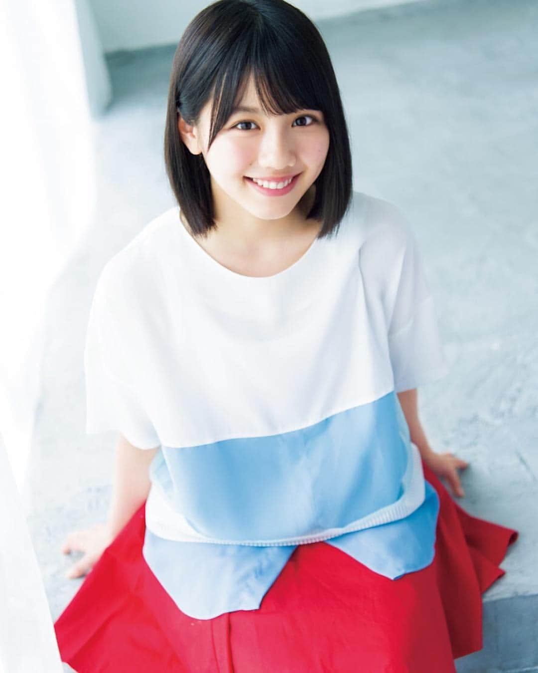 週刊少年マガジンのインスタグラム：「本日発売の #週刊少年マガジン 34号の巻頭グラビアに、#小坂菜緒 さん #丹生明里 さん #渡邉美穂 さん（ #けやき坂46 ）が登場。 銭湯や秘密基地で過ごす、彼女たちの無邪気な素の表情が盛りだくさん!! さらに、真夏の超豪華スペシャル付録として、『進撃の巨人』アニメビジュアル & 『化物語』漫画イラスト 両面ポスター付き！ 同号より電子版にもグラビアが掲載決定！(号により掲載されないこともあります。ご了承下さい。) 「理想の１週間」「ツアーでもっとこうしたかったこと」など、お話ししてもらいました。紙版「週刊少年マガジン」では、それぞれの特製クオカードの他、サイン入りチェキもプレゼント！  撮影：Takeo Dec. スタイリング：優哉 ヘアメイク：スミホシナ　住本彩　升田みづき デザイン：松本麻実（GROSVENOR design）  #マガジン #グラビア #プレゼント」
