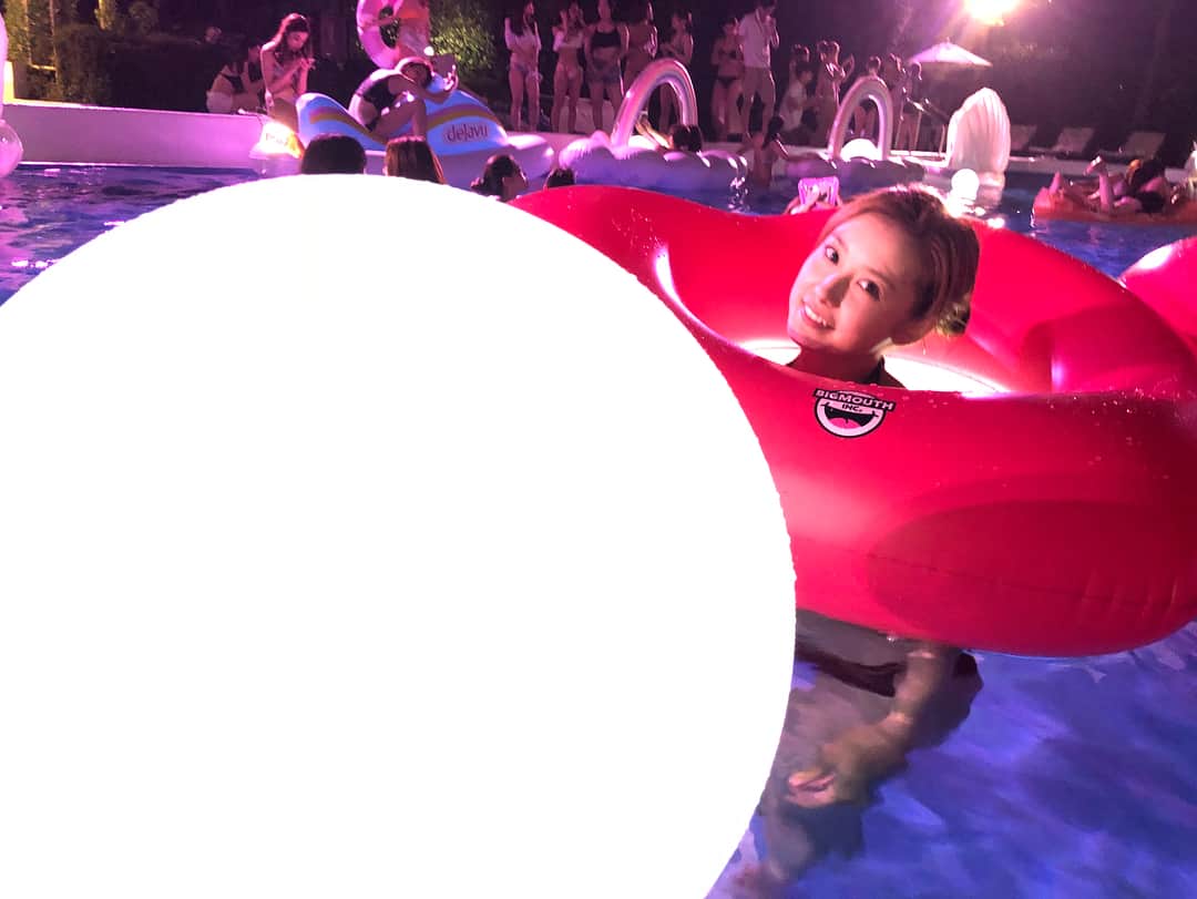 時田愛梨さんのインスタグラム写真 - (時田愛梨Instagram)「ナイトプール行ってきました👙💕 #pool #swim #cute #tokyo #summer #color #float #like #girls #fun  #夏だね #ナイトプール #日焼けしない #初 #楽しい #カラフル #cancamナイトプール #かわいい #カラフル #浮き輪 #水着」7月26日 16時53分 - eri_tokita