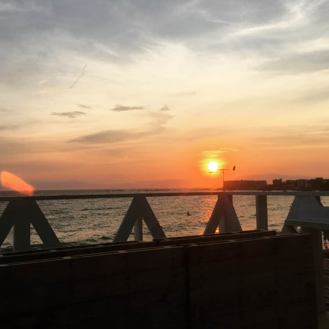 松木里菜さんのインスタグラム写真 - (松木里菜Instagram)「夏休みが始まり6日間ほど。  毎日見事に行事やお友達とのお約束びっしり❤︎海にも既に4回入り私もすっかり真っ黒です☺️✨ . . しかし、えみかがおととい突然の高熱でダウンしてしまい眠れぬ夜を過ごしましたがひとまず元気になったのでホッ。。 . 子供は急に具合が悪くなるので油断してはいけませんね💦ちょっとした変化も見逃さないように気を付けてあげないと。。😞 . . . 2枚目だけ去年の写真🙏 載せられずにいた別府のホテルにて✨. カメラマンはパパ📸. . パパがいないと夏休みやっぱり大変だ😭  #8月末には佐賀に行きます#家族全員楽しみにしてる最大イベント❣️ #会いたい人も行きたいところもたくさん #佐賀さいこう ✨✨ #楓は毎日鳥栖の友達と遊ぶんだって大張り切り😂 #最後に楓の今日の美容室帰りのイケてる姿を📸w #本田ヘア (本田圭佑選手)らしいです👍❤︎ ちなみに 前回は槙野ヘアにしてもらったと言ってました😂⚽️ そんな長男明日からサッカー合宿‼︎ 台風どうなるかなぁ、、🙏」7月26日 15時33分 - rinamatsuki613