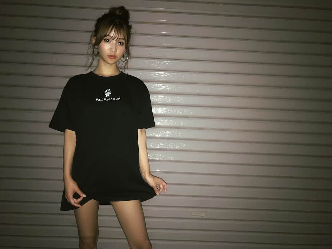 那月結衣さんのインスタグラム写真 - (那月結衣Instagram)「🖤🖤 . Tシャツって本当好き。 このシリーズは完売しちゃったみたいだけど 新しいデザインもチェックしてみてね😳 可愛い……❤️ @log_tomotaka0405 おめでとう🎊 . . . #log #logbyurealm #black #Tshirts #rose645 #check #fashion #boy #girl #new #ログ #黒 #Tシャツ #新作チェック #服 #ウィメンズ」7月26日 11時21分 - natsukiyui_0114