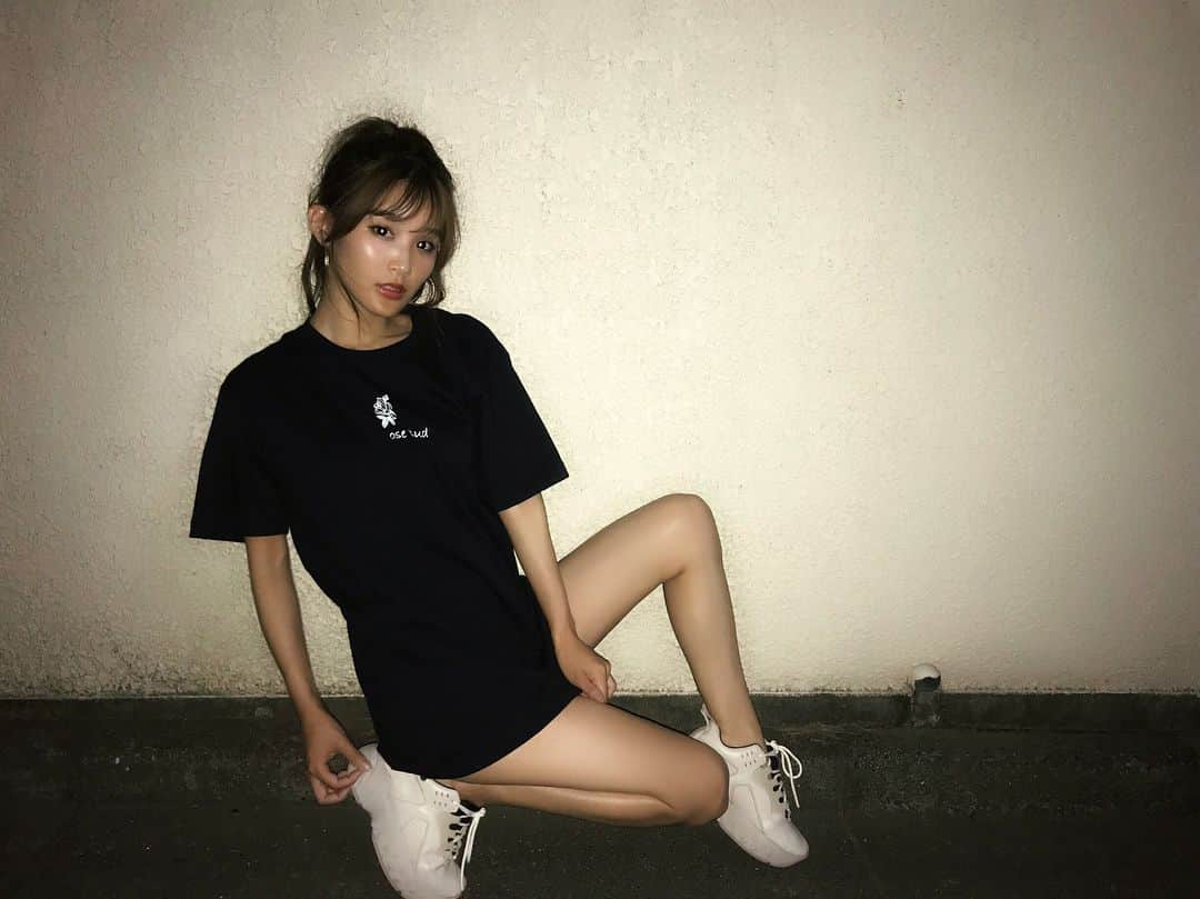 那月結衣さんのインスタグラム写真 - (那月結衣Instagram)「🖤🖤 . Tシャツって本当好き。 このシリーズは完売しちゃったみたいだけど 新しいデザインもチェックしてみてね😳 可愛い……❤️ @log_tomotaka0405 おめでとう🎊 . . . #log #logbyurealm #black #Tshirts #rose645 #check #fashion #boy #girl #new #ログ #黒 #Tシャツ #新作チェック #服 #ウィメンズ」7月26日 11時21分 - natsukiyui_0114