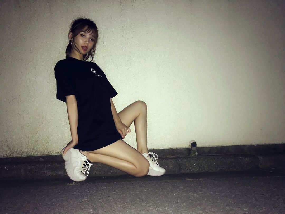 那月結衣さんのインスタグラム写真 - (那月結衣Instagram)「🖤🖤 . Tシャツって本当好き。 このシリーズは完売しちゃったみたいだけど 新しいデザインもチェックしてみてね😳 可愛い……❤️ @log_tomotaka0405 おめでとう🎊 . . . #log #logbyurealm #black #Tshirts #rose645 #check #fashion #boy #girl #new #ログ #黒 #Tシャツ #新作チェック #服 #ウィメンズ」7月26日 11時21分 - natsukiyui_0114