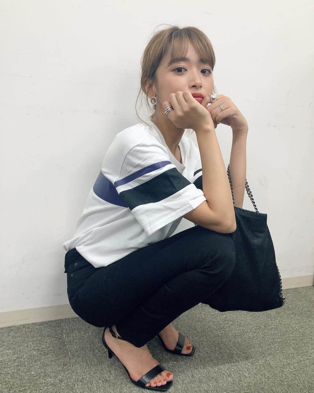 近藤千尋のインスタグラム：「今日もお疲れ様でした🌈 ヒルナンデスのコーデバトル 収録楽しかったです💖 またO.A告知します📺 今日で明るい髪色終わり🍉」