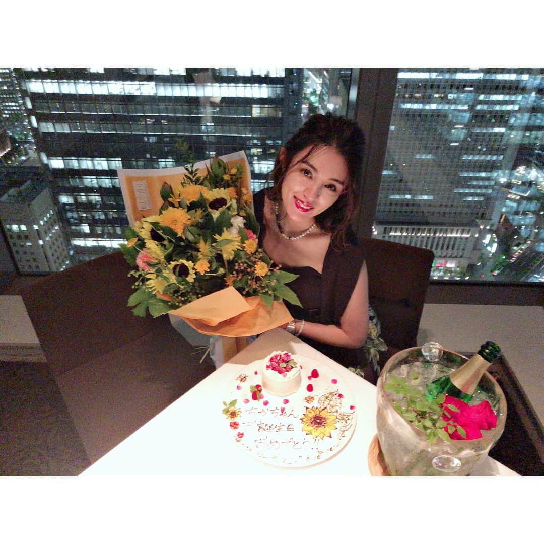 渡辺知夏子さんのインスタグラム写真 - (渡辺知夏子Instagram)「7月24日 に33歳になりました🎂 . . 沢山のメッセージありがとうございます♥ . やはり 私が若い時から見てくださってる方が多いみたいで、すごくありがたいです🤣 . 振り返れば 18歳くらいからお仕事してるので、いよいよ年季が入ってきた年齢になり、ちょっと恥ずかしくもありますが（笑） とにかく、自分に関わって下さってる方々に感謝しかありません🙏✨ . 反省も多い日々ですが、自分というものが少しづつ明確になってきて 'こんな感じの人生も悪くないかも'と思えてきたところです🤫☺️✨ . . 時代、年齢とともに色々と変わっていくものもありますが、これからも自分のスタイルと思うものを伝えていきたいと思います、 これからも宜しくお願い致します✨ . . #ありがとう #感謝 #33歳 #後厄 #なんかだいぶ大人  #緩い感じですが #これからも宜しくお願いします  #mybirthday #birthdaydinner #リストランテヒロ」7月26日 12時41分 - chikako_724