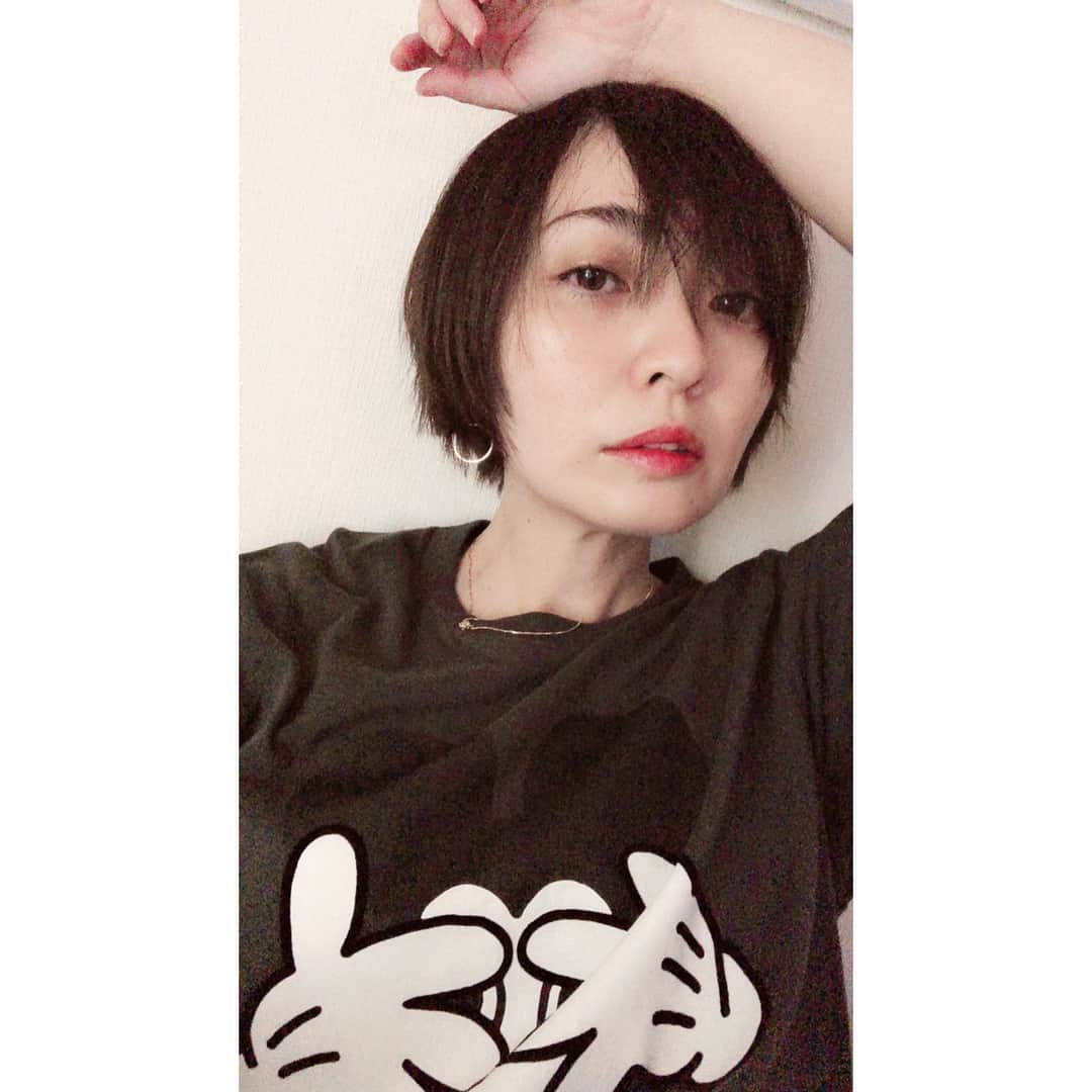 Minaさんのインスタグラム写真 - (MinaInstagram)「ストーリーにあげたら なんだ好評だったので こちらにも。笑笑  #max #mina #25年のこのお仕事の中でも #初ショート #黒髪復活 #調子に乗って色々ポージングしてみた #冷静になるとこっぱずかしい #笑笑」7月26日 12時53分 - mina_1977