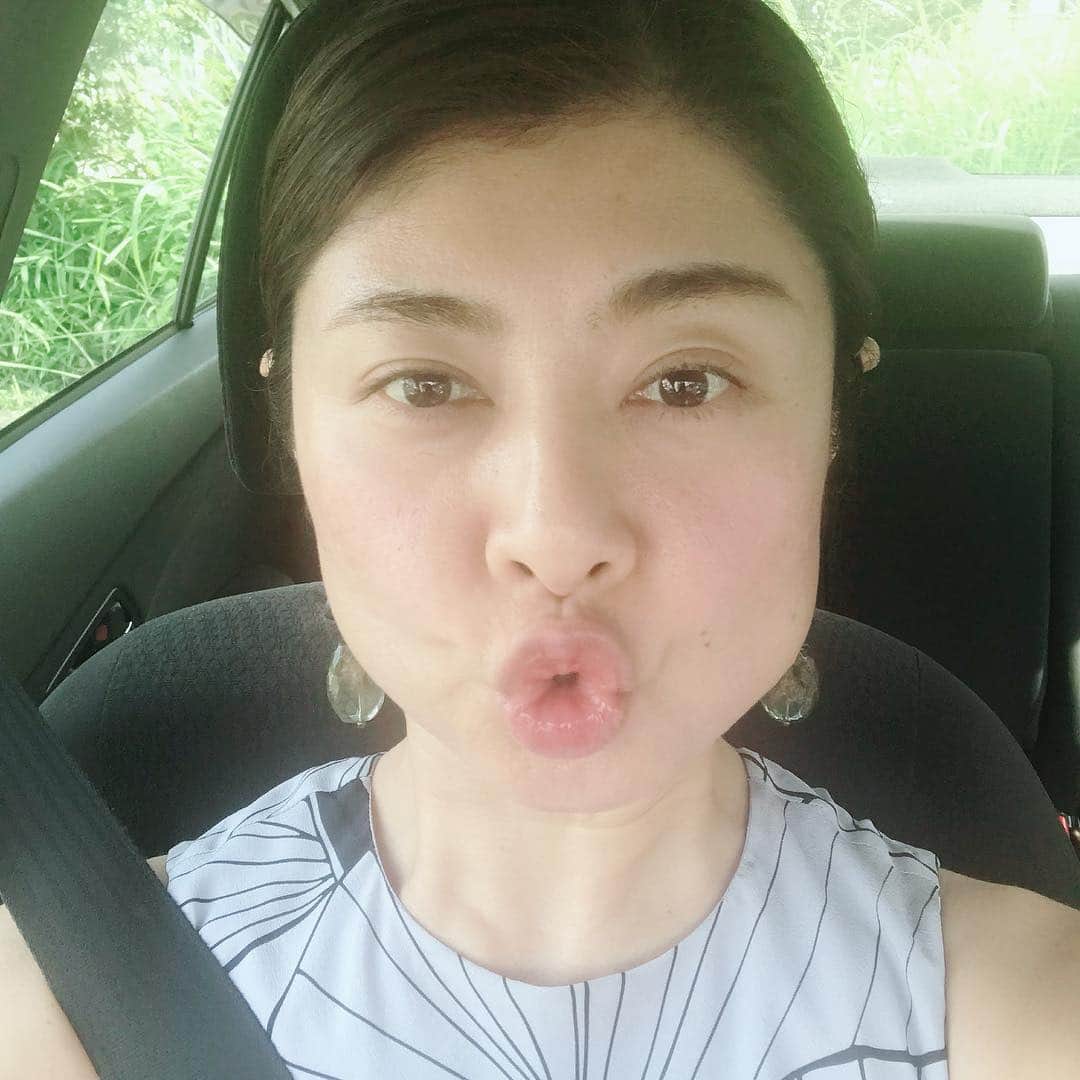 間々田佳子のインスタグラム：「運転していたって 顔ヨガはできますよ！ #ながら顔ヨガ #間々田佳子  #顔ヨガ #ペーパードライバー卒業」