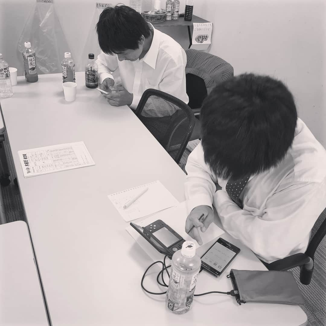 川合翔太さんのインスタグラム写真 - (川合翔太Instagram)「ヒルナンデスのコメントを反省するヤマメと、 競艇のデータ収集＆ポケモンゲット中のジョウダン。 #ヤマメ #ジョウダンアオナナテンパイ #おもしろ荘 #ヒルナンデス #お笑い #芸人 #クロコップ」7月26日 14時47分 - crocop.shota