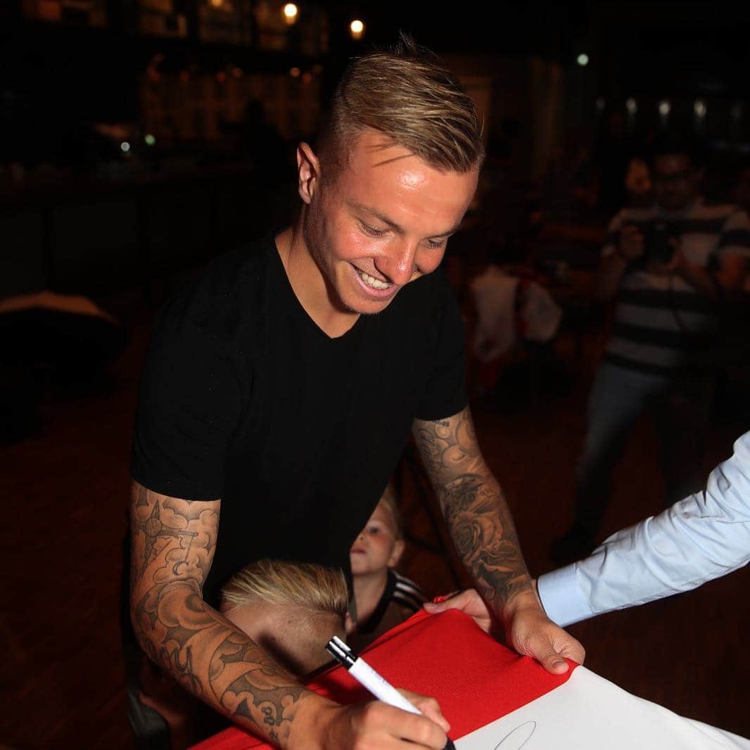 ヨルディ・クラーシのインスタグラム：「Happy to be back at Feyenoord Rotterdam 😀」