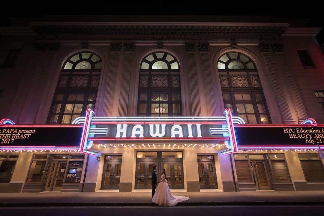 クチュールナオコウエディングさんのインスタグラム写真 - (クチュールナオコウエディングInstagram)「. . #ハワイシアター ✴︎ . 人気のフォトスポットは 夜がオススメ♬ 映画の主役になった気分で 思いっきりロマンチックに♡ . .  Area：  #ハワイ location：#ハワイシアター . . . #クチュールナオコ　 #couturenaoco #couturenaocowedding #ナオコウェディングストーリー #naocoweddingstory  #ウェディング #海外挙式 #ハワイ挙式 #ハワイ結婚式 #リゾートウェディング #ナイトフォト  #hawaiiwedding #resortwedding #weddingphoto  #プレ花嫁 #結婚式準備　#花嫁準備 #プレ花嫁さんと繋がりたい #日本中の花嫁さんと繋がりたい」7月26日 18時05分 - couturenaoco_resortwedding