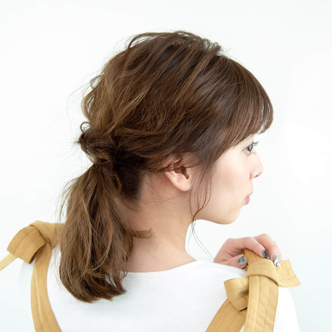 SALA_official_PRのインスタグラム：「＊ 簡単アレンジでもちょっとした工夫で こなれ感のあるアレンジに！ . ふんわり感を残したまま 編み込みで結び目のゴムを隠すように巻きつけると可愛さアップ💕 . 上手なゴムの隠し方は 次の投稿で動画解説するよ💇‍♀️ . 使用アイテム:#ふわ巻きカーラーウォーター . . #編み込みヘア #あみこみアレンジ  #アイロンアレンジ #ヘアアレンジ #アレンジ #ヘアスタイリング #なみまき #波巻き #ヘアオイル #ナチュラル #コテ巻き  #ヒートスタイリング #アイロン女子 #あざとかわいい #ヘアアイロン #簡単アレンジ #オイルトリートメント #ツヤ髪 #サラ #SALA」