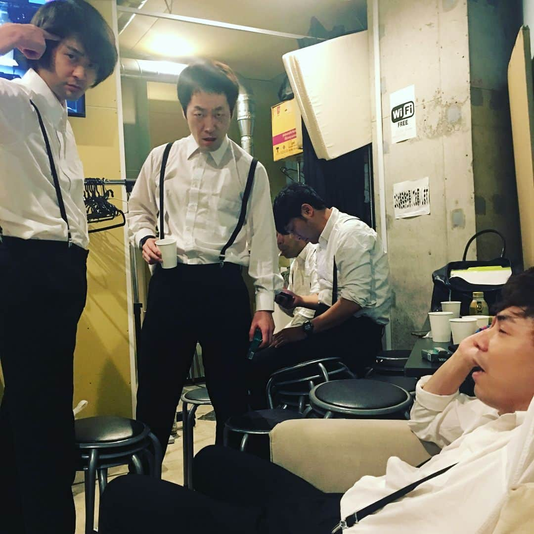 押見泰憲さんのインスタグラム写真 - (押見泰憲Instagram)「the EMPTY STAGE Bside 開演前の楽屋。なんだかスタイリッシュに見えるから服って素晴らしい。#theemptystage#bside#大塚ドリームシアター#ギンナナ#ガリットチュウ熊谷#インポッシブル#かたつむり林#ロバータ#犬の心押見」7月26日 19時24分 - oshimi_yasunori