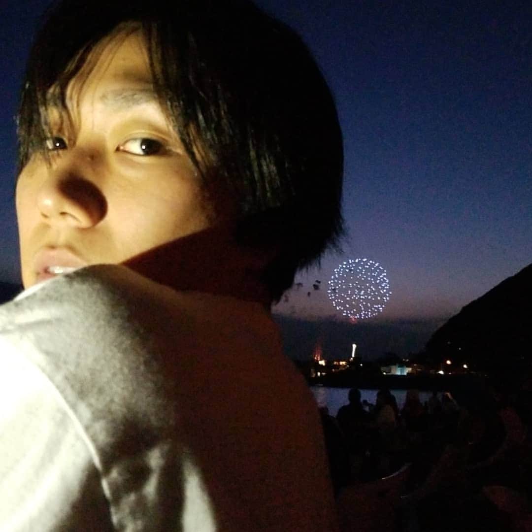 柄本時生のインスタグラム：「あれ？花火見に来たのにこっち見てる。。花火見に来たんじゃないの？ねぇあっちだからさ、、本命あっちだからさ、、、ヤバイなこれ大きいやつ来たら言われるパターンだな、これ伝えられるパターンだな。。だって花火見に来たのに見辛くさせられてるもの。。答えられるかな、これ答えられるかな。」