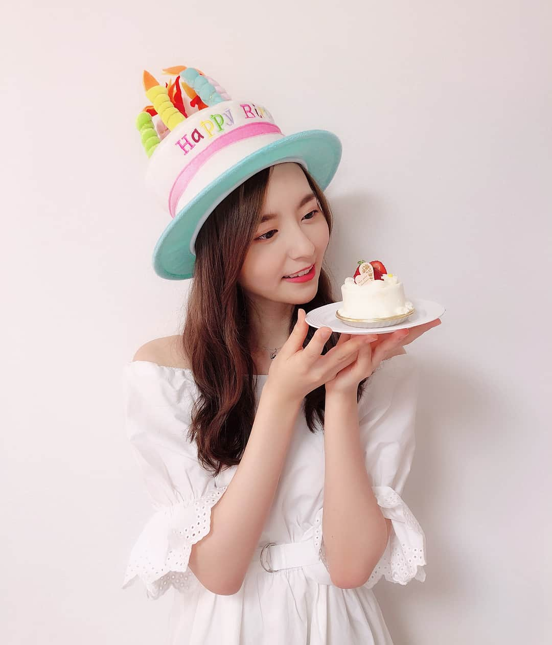 森保まどかさんのインスタグラム写真 - (森保まどかInstagram)「21歳になりました🎈 20歳のお誕生日に始めたインスタですが、 この1年は更新頑張りました😮！ みんなのおかげでフォロワーさんも増え、 いいね・コメント数も伸びています✊🏼 ありがとうございます❤︎. . インスタ映えはもちろん、 雑誌や広告やステージなど もっと活躍の場を広げて 色んな場面で「映え」られるような 存在になりたいです🌟 これからも応援よろしくお願いします…！. #21歳 #お誕生日  #726 #happybirthday  #写真のケーキはY川マネージャーさんにいただきました #プレゼント #モテ男 #やさしい」7月26日 19時46分 - madokamera_48