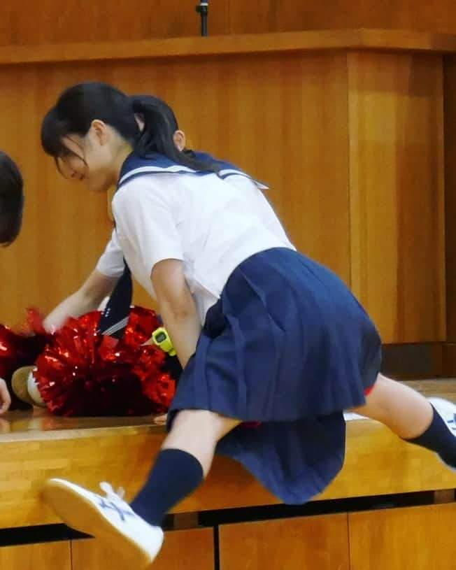 土屋太鳳さんのインスタグラム写真 - (土屋太鳳Instagram)「連続ドラマの撮影は オンエアが始まると 一週間が本当に早い！！！ 明日はいよいよ 金曜ドラマ「チア☆ダン」の 第３話が放送されます！！！！！ いよいよ動き出すRockets。 動き出すということは 問題も動き出すということで…  第２話のラスト、 皆が「よかったね！」という空気に 包まれている時に、 実はすでに小さな影が 描かれてもいるのですが、 それが第３話でどうなっていくのか ぜひぜひぜひ！ 夏合宿や夏の大会や模試など 立ち向かうものへの気持ちと一緒に 一息入れつつ、楽しみつつ、 確かめていただけたらと思います✨  写真は、終業式でのわかば＊ 渚と汐里と話してるとこ😊 #チアダン  @cheerdan_tbs 間違えた💦💦💦 美月じゃない、わかばや！ ごめんなさいm(__)m💦💦💦 教えてくださって ありがとうございますm(__)m✨」7月26日 19時47分 - taotsuchiya_official