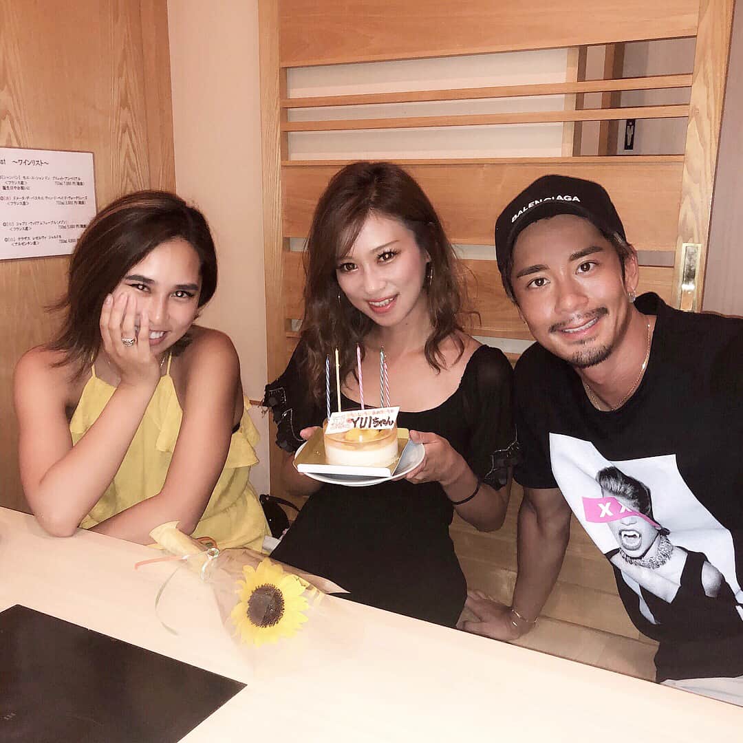 長谷川唯のインスタグラム：「・ ・ 2人がお祝いをしてくれて、サプライズまでしてくれた気持ちに心がジーンときた😢💛 ・ ・ 2人に刺激もらえてすごくためになる話しを聞けたり、ほんとめためた良い時間だった。自分も成長しようと改めて思えた✨ ・ ・ そんな素敵な仲間が周りにいることに感謝して私も大好きな仲間になにかを与えれるようにな人になりたいな😌❤️❤️ありがとう✨ ・ ・  #タイキナイト #めためた嬉しい #friend #happy #love #thankyou #smile #happytime」