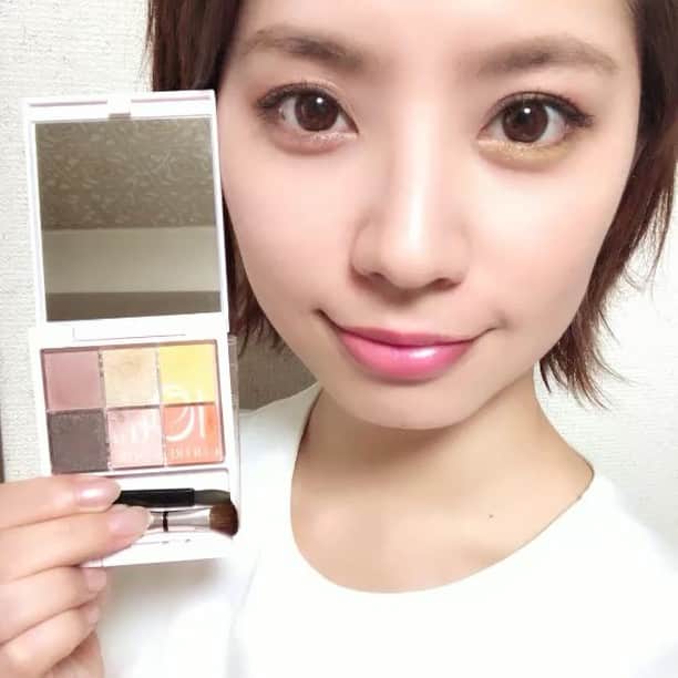 ponte_beautyのインスタグラム：「夏に遊び心をプラスしてくれる🧡 「コフレドール　6セレクションアイズ」が限定2種登場中💛💛 * パープルニュアンスが大人っぽいヌーディなブラウンと アクセントになるイエローやオレンジが夏にぴったり☆ 発色良く、とけこむように馴染む使用感。 保湿成分配合だから乾燥しやすい目元にも嬉しいですね！ * ▼動画メイク手順▼ イエローメイク 【1】3をアイホールに 【2】2を二重幅広めに 【3】4を際に 【4】Aを下瞼に 【5】1を下瞼の目頭から1/3程度に * オレンジメイク 【1】3をアイホールに 【2】2を二重幅広めに 【3】2を下瞼に 【4】Bを二重幅で目尻1/3程度に(黒目の終わりから目尻へ) 【5】4を際に 【6】1を上瞼中央に(黒目上) * モデル @manamin_158cm さん ありがとうございました☺︎ * ▼使用アイテム▼ コフレドール 6セレクションアイズ  01 サニーブラウン  2,800円(税抜) * PONTEビューティー 〓〓〓〓〓〓〓〓〓〓〓〓〓〓〓〓〓〓〓〓〓〓〓 #ponte_beauty みなさんの簡単にできる ヘアアレンジ・ネイル・メイク術の美容情報を 是非タグ付けして教えてください♡ 〓〓〓〓〓〓〓〓〓〓〓〓〓〓〓〓〓〓〓〓〓〓〓 * #coffretdor #コフレドール #アイシャドウ #カラーシャドウ #アイメイク #オレンジメイク #イエローメイク #メイクアップ #メイク動画 #コスメ動画 #コスメ紹介 #コスメ大好き #コスメ部 #コスメマニア #コスメ好きさんと繋がりたい #メイク好きさんと繋がりたい #美容好きな人と繋がりたい #化粧 #大人メイク #美容 #夏メイク #夏コスメ * ※タグ付けに関しまして※ PONTE指定のタグ付けを頂いた方の画像を使用しております。 使用範囲に関しましては、PONTE利用規約に記載してますので、ご承諾の上タグ付けをお願い致します☺︎ https://ponte.jpn.com/term * ・本動画は、効果・効能を示すものではありません。また、動画内で使用している商品の販売元・製造元とは一切関係ございません。 ・肌や身体に異常を感じたときはすぐに商品の使用を中止し、皮膚科専門医等にご相談されることをおすすめします。 * ​ ​ ​」