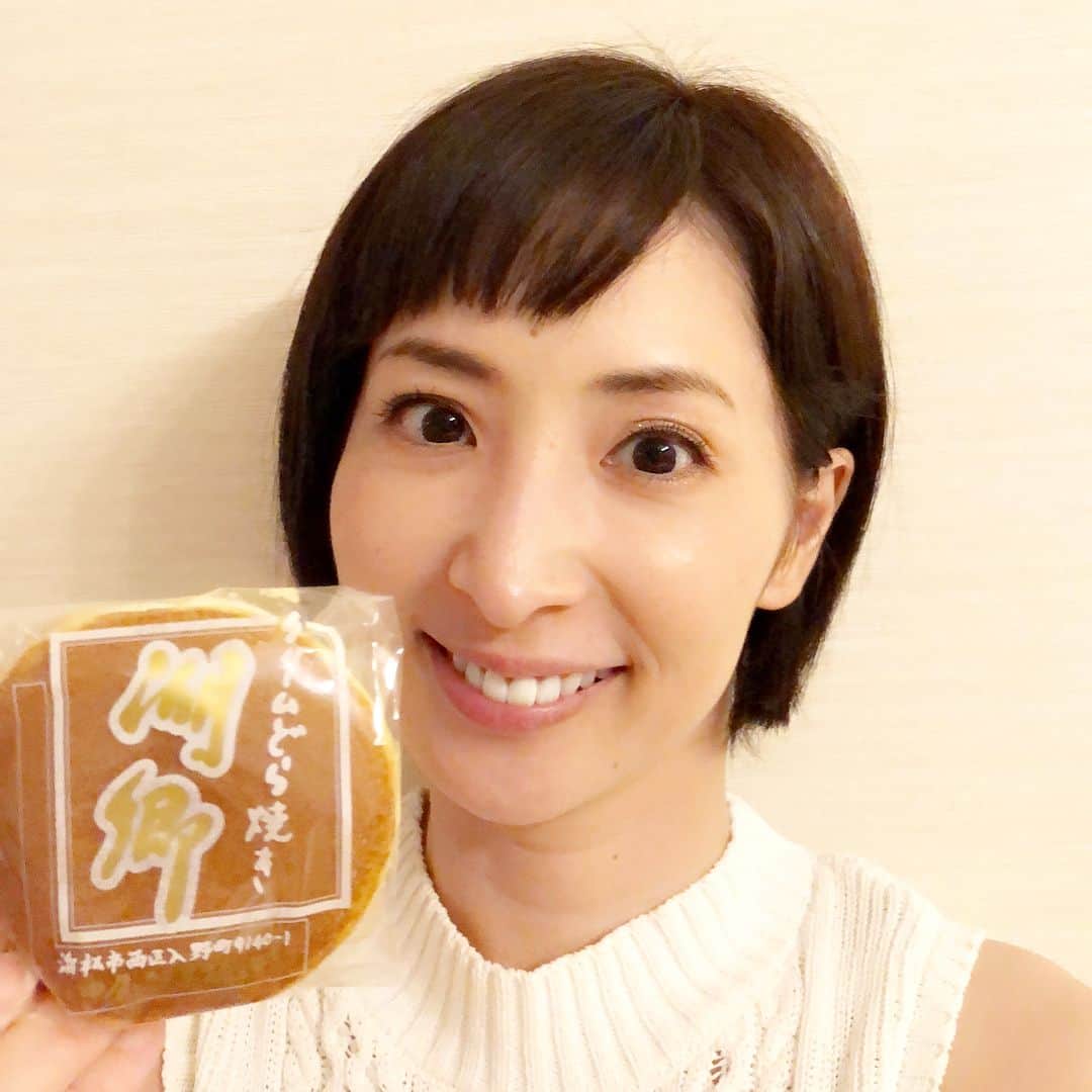 のインスタグラム：「☺︎山田屋さんのクリームどらやき☺︎ 先日 『メレンゲの気持ち』で宝塚時代から大好物の 『クリームどらやき』を紹介させていただいたら、 かなり山田屋さんの方に反響があったようで、 『ありがとうございます！！』とお礼のお手紙と クリームどらやきをいただいてしまいました！！！ こちらの方が、『こんなにも美味しいどらやきに出逢わせていただいてありがとうございます♡！！！』なのに。 収録の時も 皆さんとっても喜んで下さったので嬉しかったです☺︎ 山田屋さん、いつも本当にありがとうございます♡！！！ #集合ーーーー #静岡県浜松市 #山田屋製菓舗 #湖郷クリームどらやき #ふっくら生地に優しいバタークリーム #この時期はクール宅急便で送ってくれます #感謝です #真飛聖」