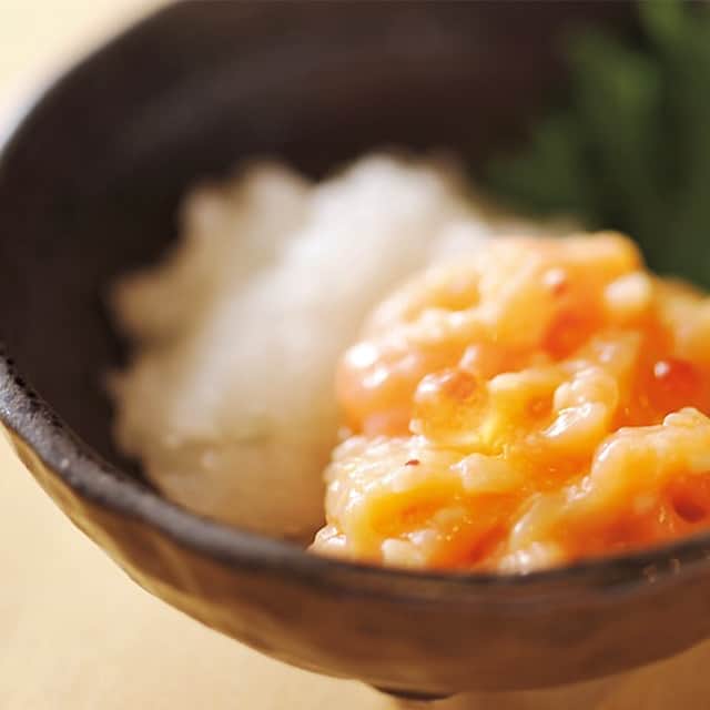 東京カレンダーさんのインスタグラム写真 - (東京カレンダーInstagram)「『さかなや 哲』は、デートにも使いたくなるスタイリッシュなカウンター和食。「刺盛り合わせ」「サーモンの塩辛」など、日本酒に合うメニューがそろう。 #東京カレンダー #東カレ #tokyocalendar #dinner #デート #新橋 #日本酒 #和食 #さかなや哲 #刺盛り合わせ #サーモンの塩辛 #うに入出汁巻玉子」7月26日 21時04分 - tokyocalendar