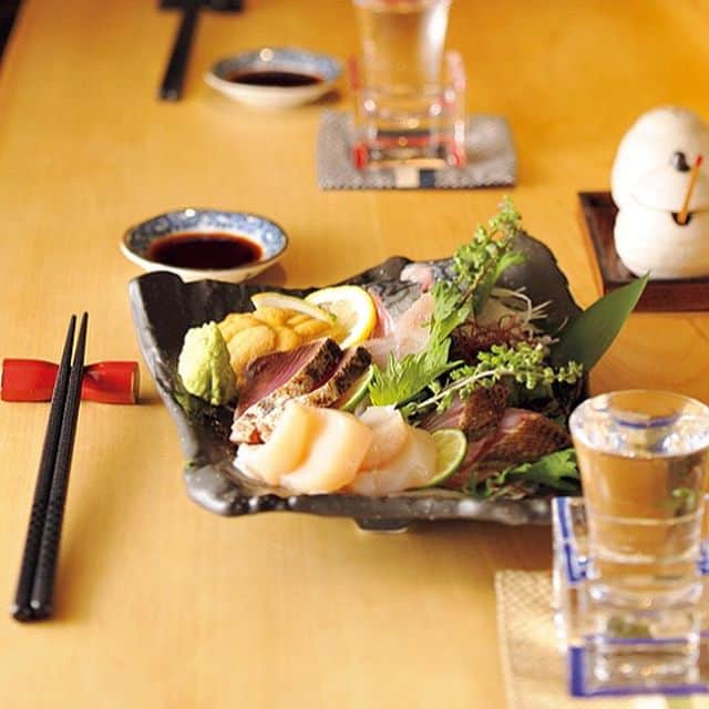 東京カレンダーさんのインスタグラム写真 - (東京カレンダーInstagram)「『さかなや 哲』は、デートにも使いたくなるスタイリッシュなカウンター和食。「刺盛り合わせ」「サーモンの塩辛」など、日本酒に合うメニューがそろう。 #東京カレンダー #東カレ #tokyocalendar #dinner #デート #新橋 #日本酒 #和食 #さかなや哲 #刺盛り合わせ #サーモンの塩辛 #うに入出汁巻玉子」7月26日 21時04分 - tokyocalendar