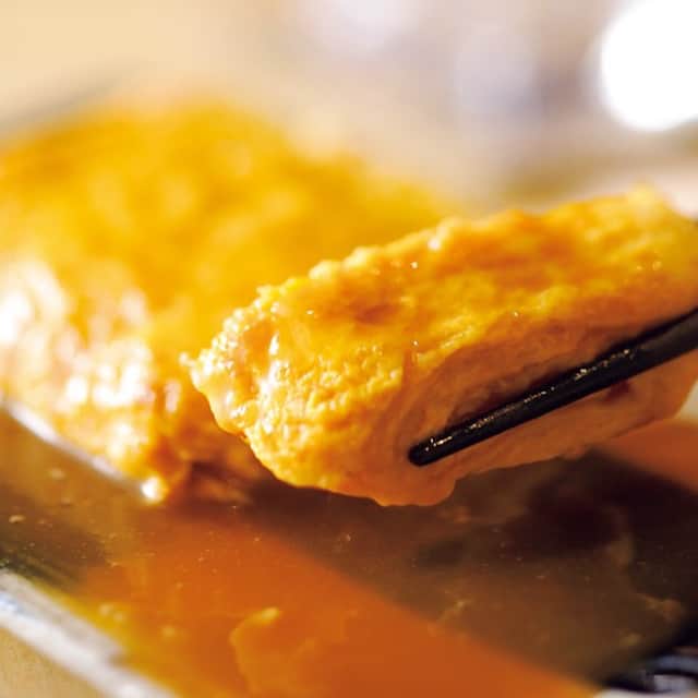 東京カレンダーさんのインスタグラム写真 - (東京カレンダーInstagram)「『さかなや 哲』は、デートにも使いたくなるスタイリッシュなカウンター和食。「刺盛り合わせ」「サーモンの塩辛」など、日本酒に合うメニューがそろう。 #東京カレンダー #東カレ #tokyocalendar #dinner #デート #新橋 #日本酒 #和食 #さかなや哲 #刺盛り合わせ #サーモンの塩辛 #うに入出汁巻玉子」7月26日 21時04分 - tokyocalendar